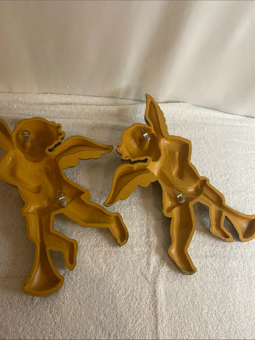 2 VINTAGE matte Gold Angel Cherubs Wall Plaque Hanging syroco
